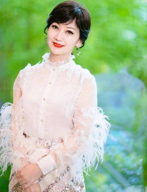 赵雅芝67岁不服老,优雅气质让人看不出真实年龄