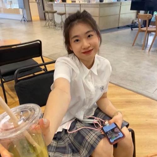 美少玩     现象：朝鲜女孩与中国游客的     差异